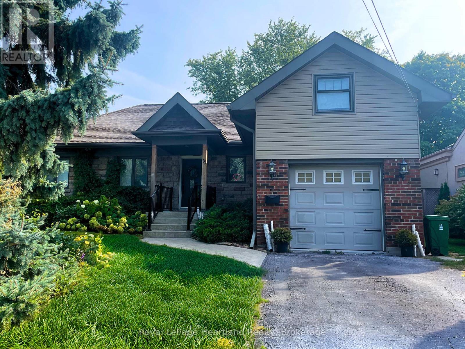 15 Scarborough Heights Blvd, Toronto, ON M1M 2V3
