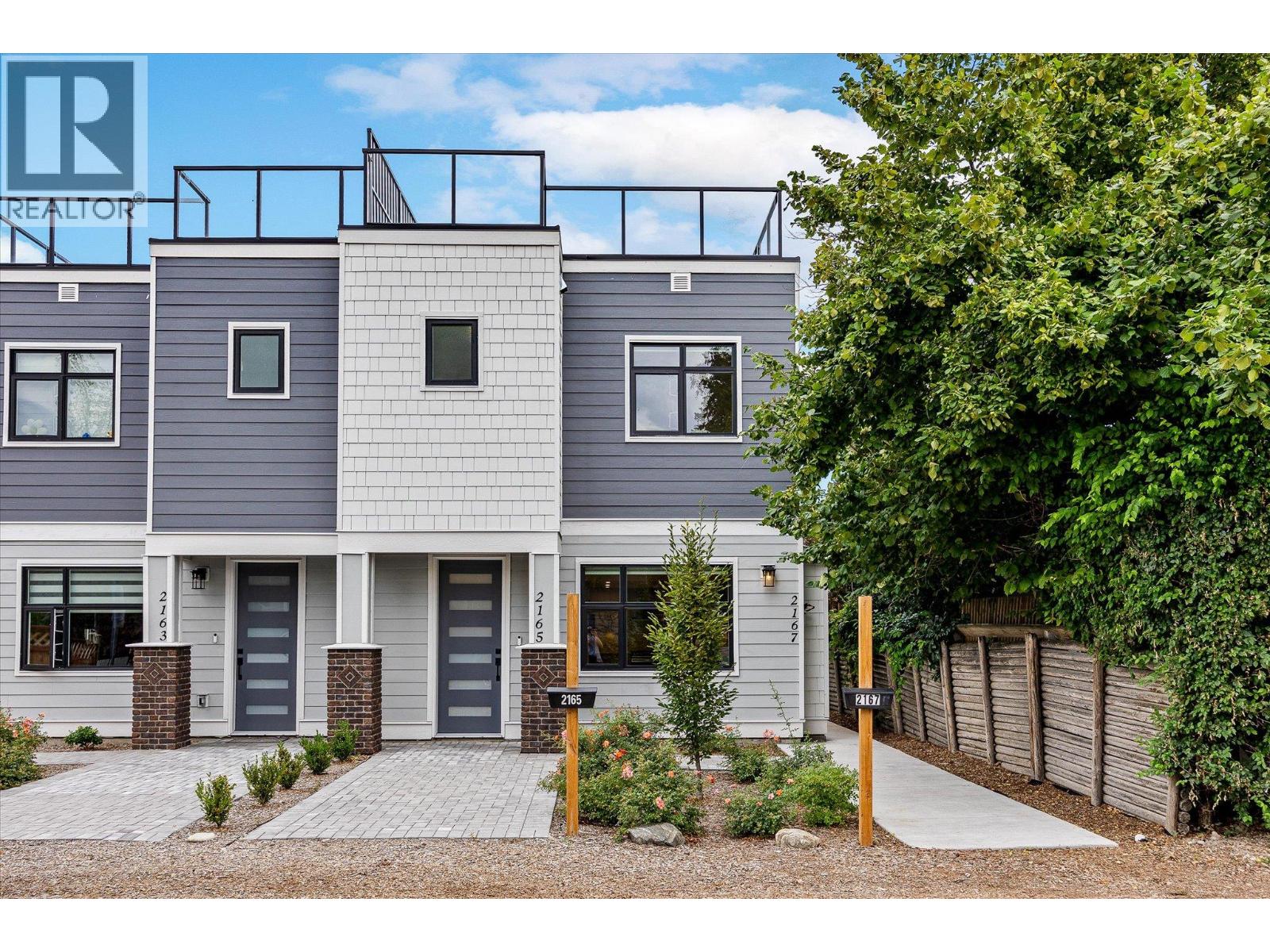 2165 Woodlawn St, Kelowna, BC V1Y 2T1