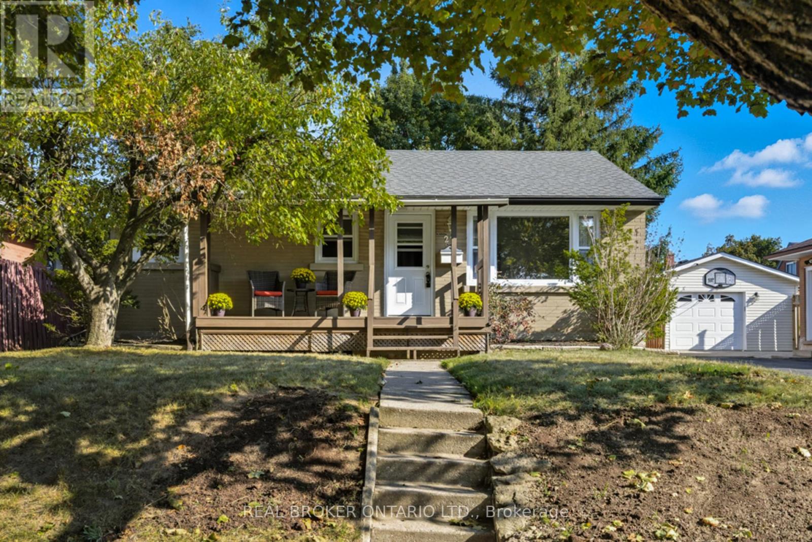 27 Broadmoor Ave, Kitchener, ON N2C 1Y6