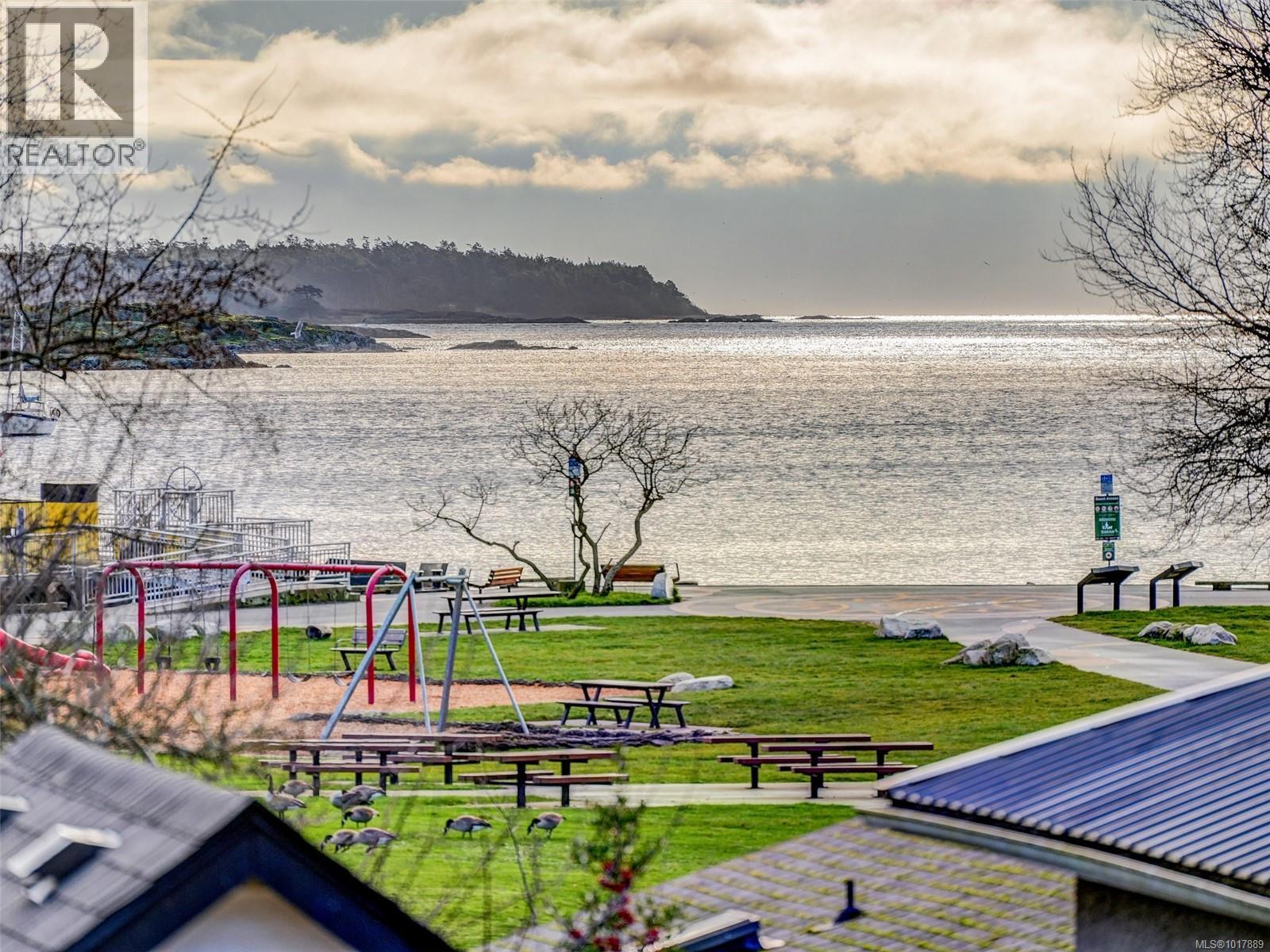 2589 Penrhyn St Unit 204 St, Saanich, BC V8N 1G4