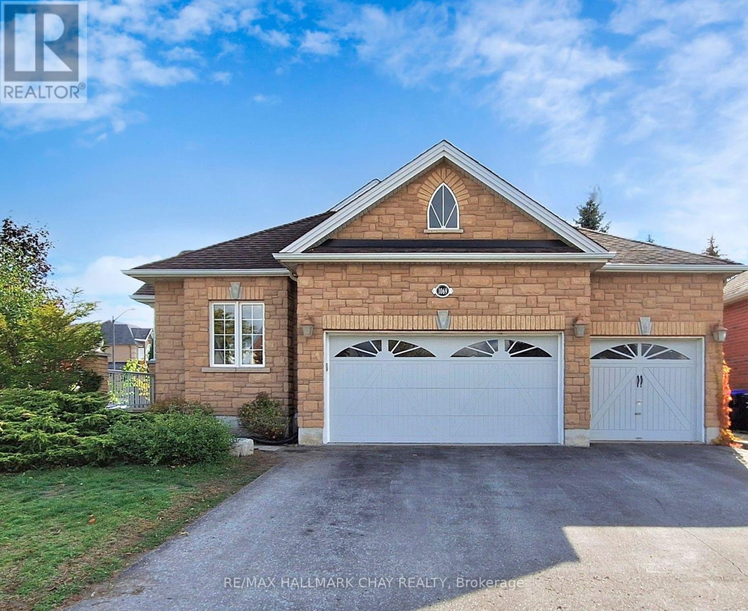 1069 Booth Ave, Innisfil, ON L9S 4X2
