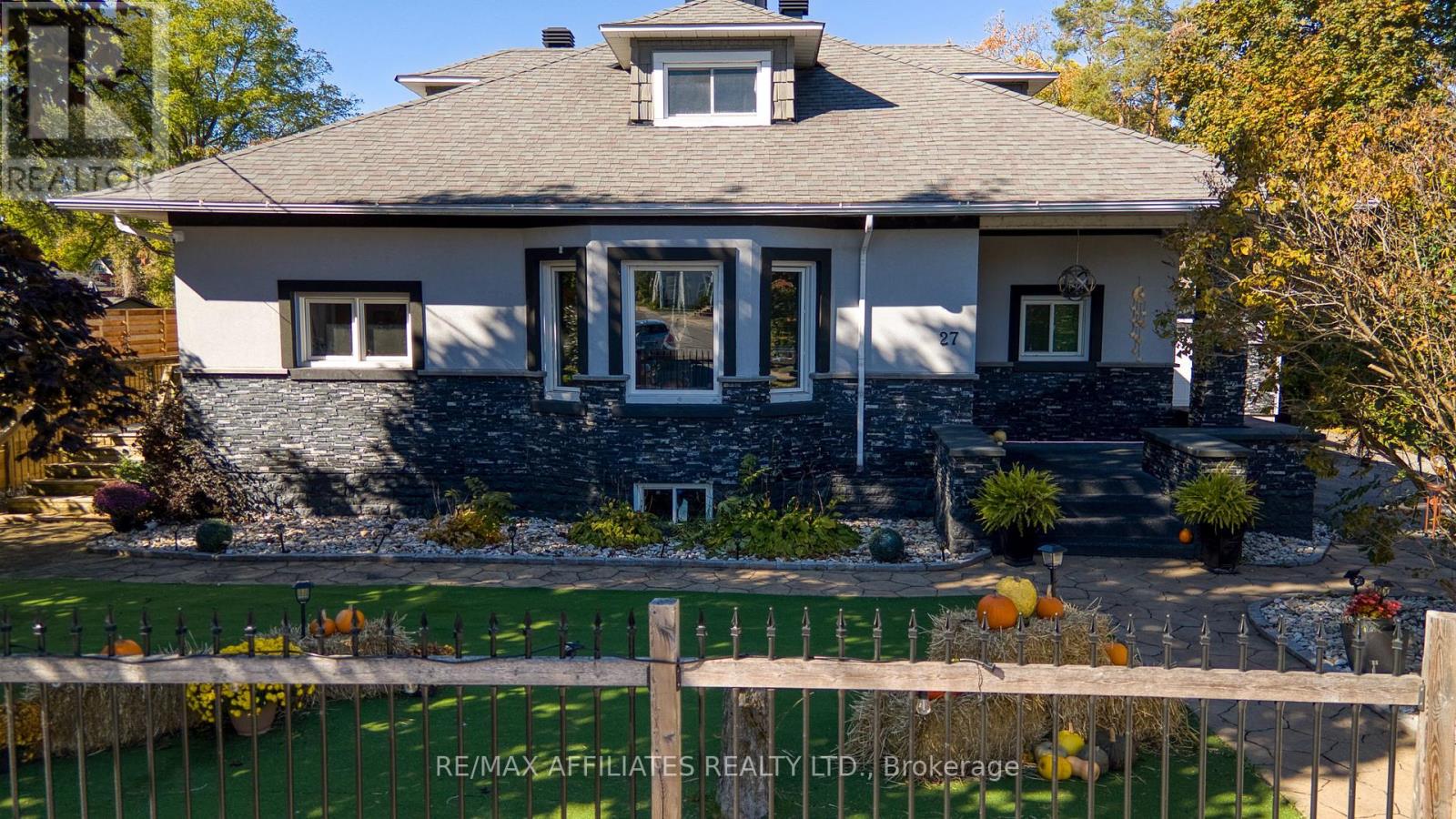 27 Allan St, Carleton Place, ON K7C 1T1
