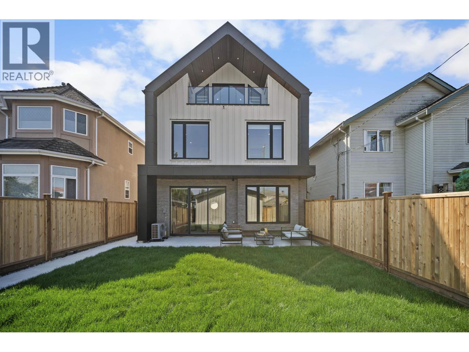 3563 E 25th Avenue Unit 2, Vancouver, BC V5R 1K3