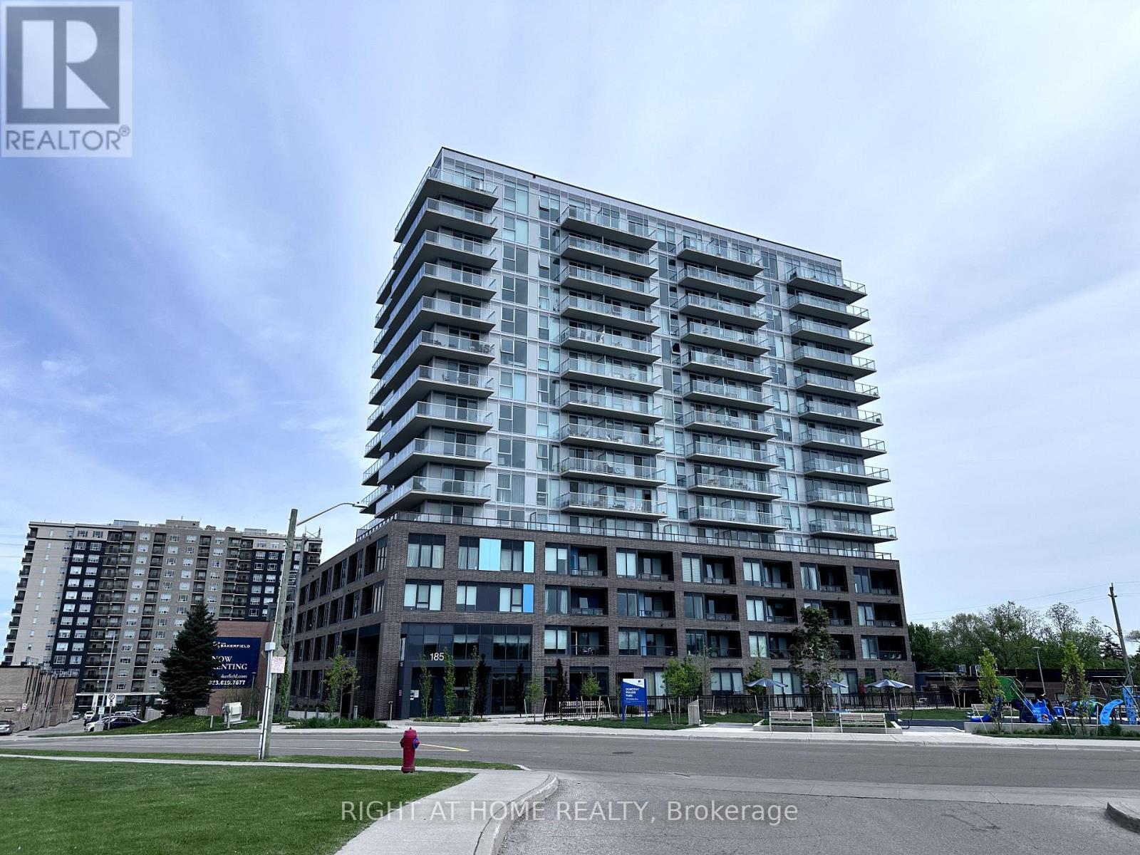 422 185 Deerfield Rd, Newmarket Central Newmarket, ON L3Y 0G7