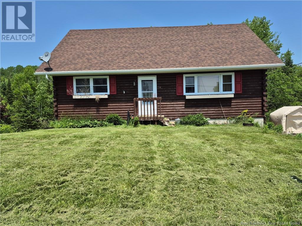 28 Bridgeview St, Plaster Rock, NB E7G 1E7