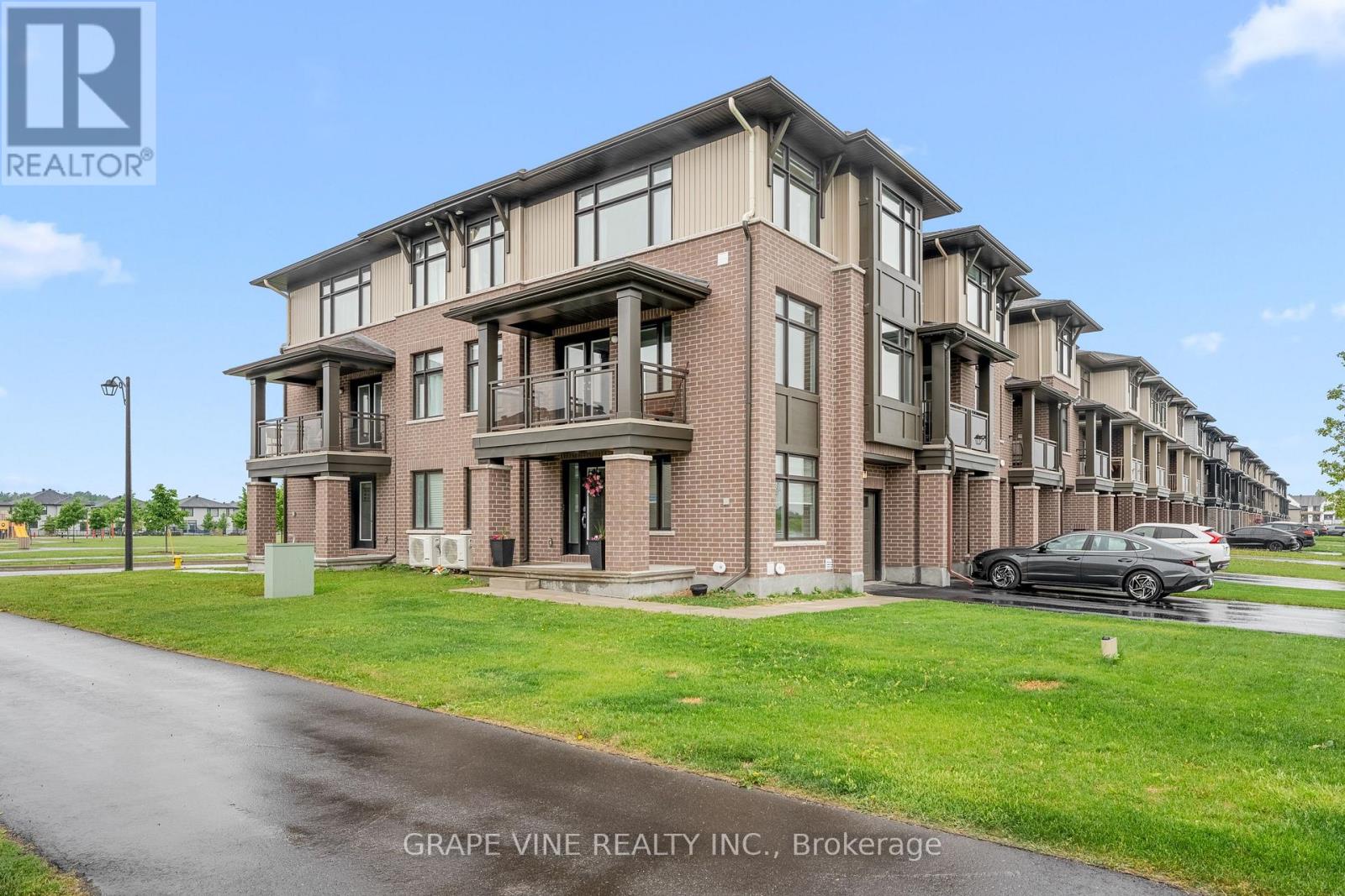 60 Verglas Ln, Ottawa, ON K4A 3T8