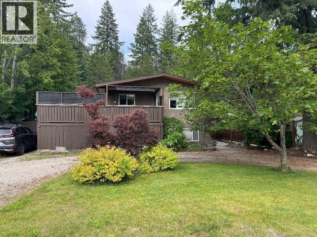 922 Columbia Cres, Nakusp, BC V0G 1R0