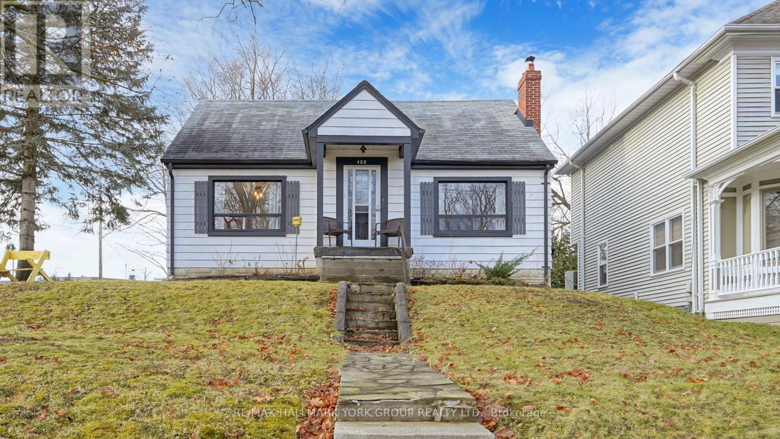 122 Gurnett St, Aurora, ON L4G 1P6