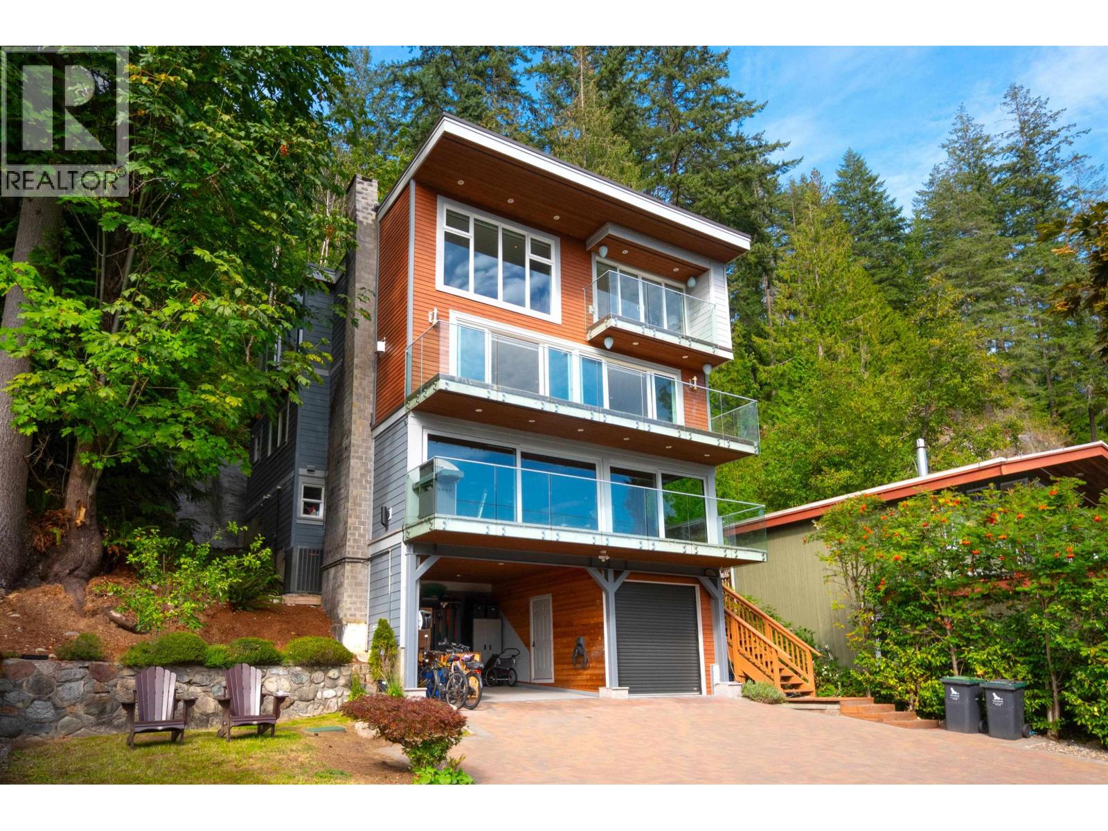 2867 Panorama Dr, North Vancouver, BC V7G 1V7