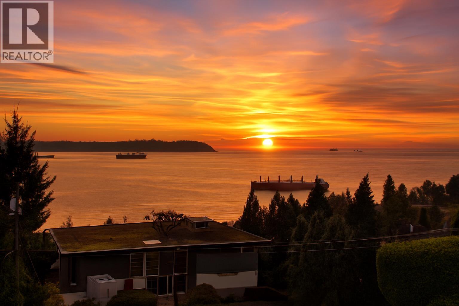 3295 Westmount Rd, West Vancouver, BC V7V 3G5