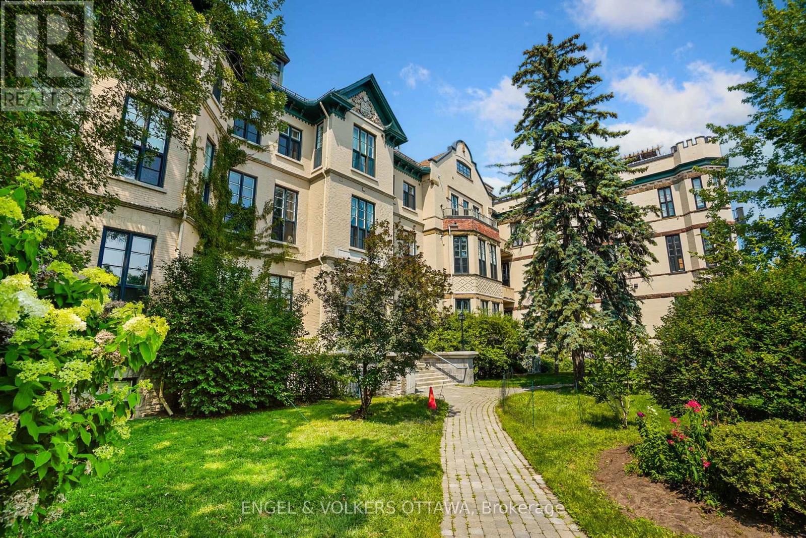 206 589 Rideau St, Ottawa, ON K1N 6A1