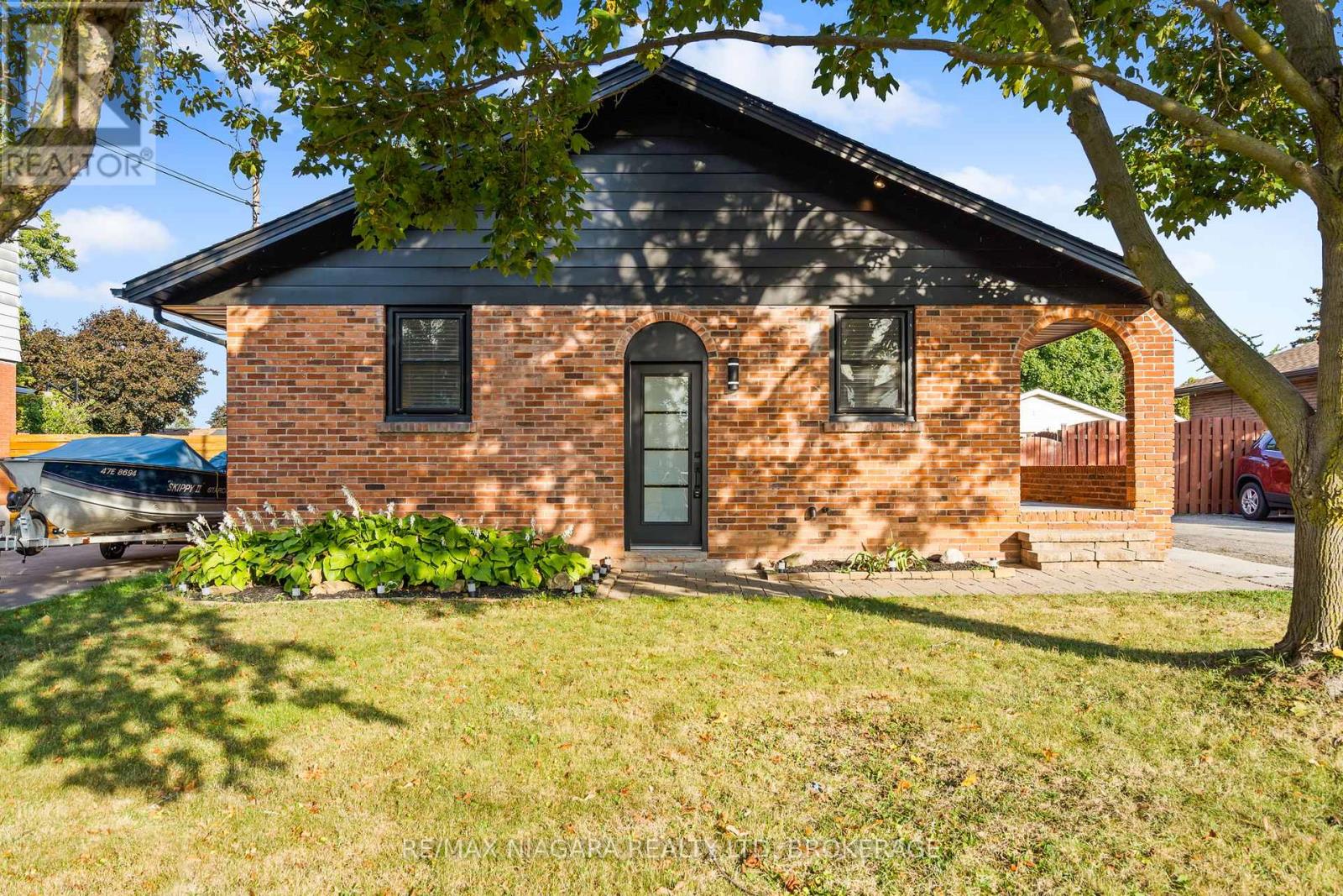 38 Stewart St, Grimsby, ON L3M 3M8