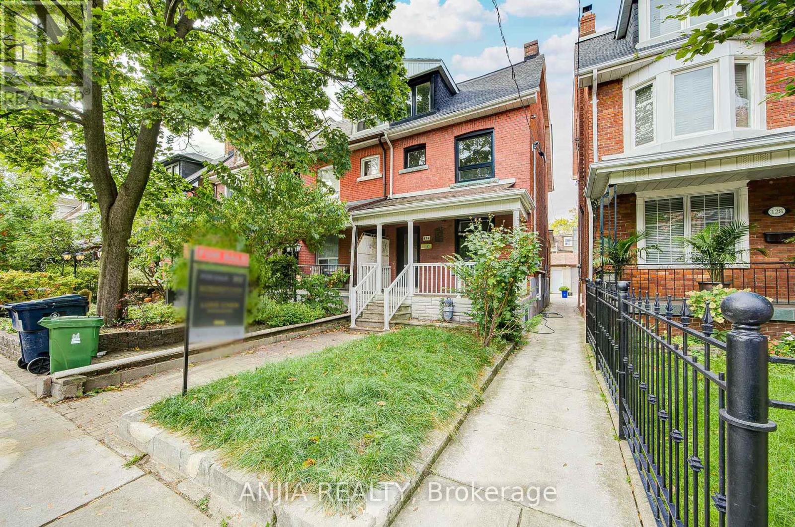 126 Grace St, Toronto, ON M6J 2S2