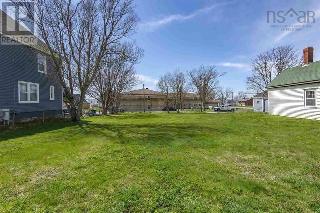 3 Forbes St, Yarmouth, NS B5A 1W9