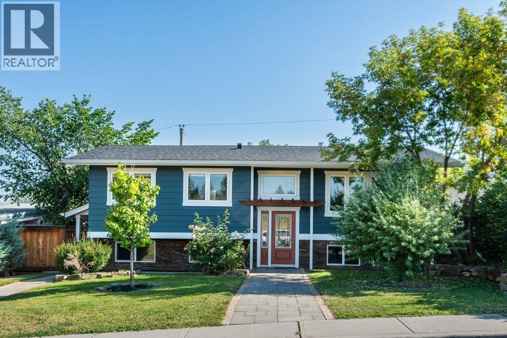 112 Selkirk Dr SW, Calgary, AB T2W 0M4