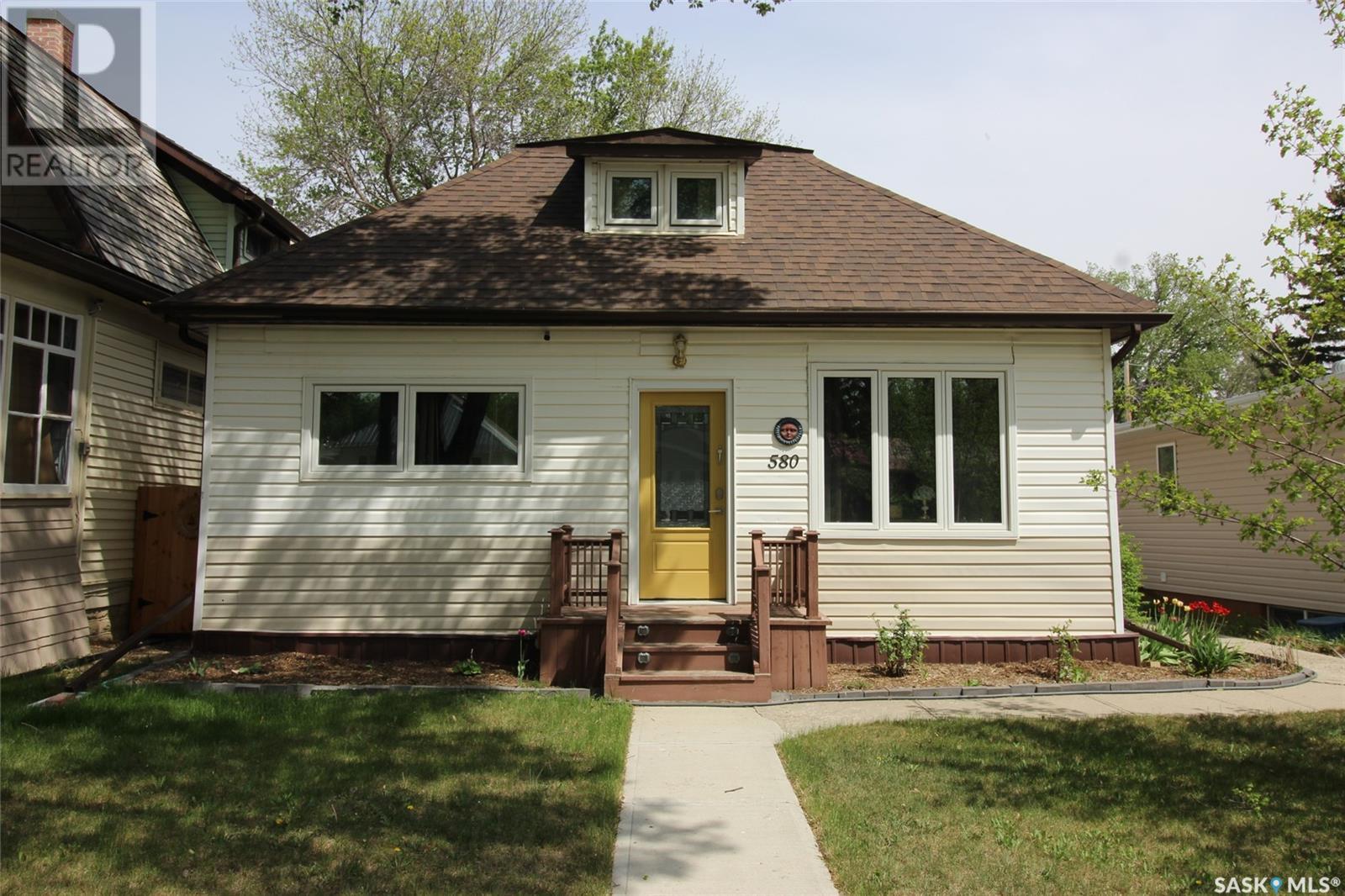 580 1 Street East, Shaunavon, SK S0N 2M0