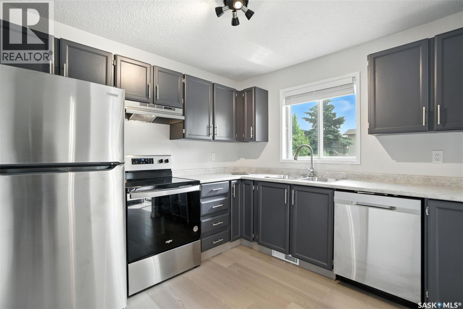 238 Stillwater Dr, Saskatoon, SK S7J 4K3