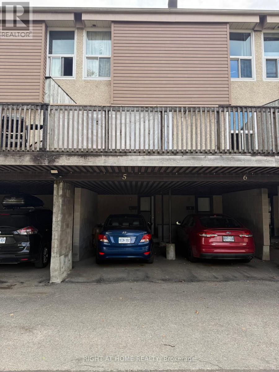 5 3415 Uplands Dr, Ottawa, ON K1V 9N3