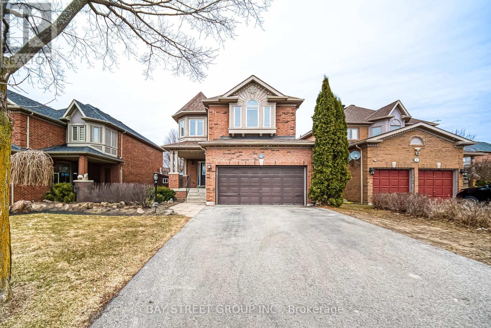 4 Pitfield Ave, Whitby, ON L1R 2P7