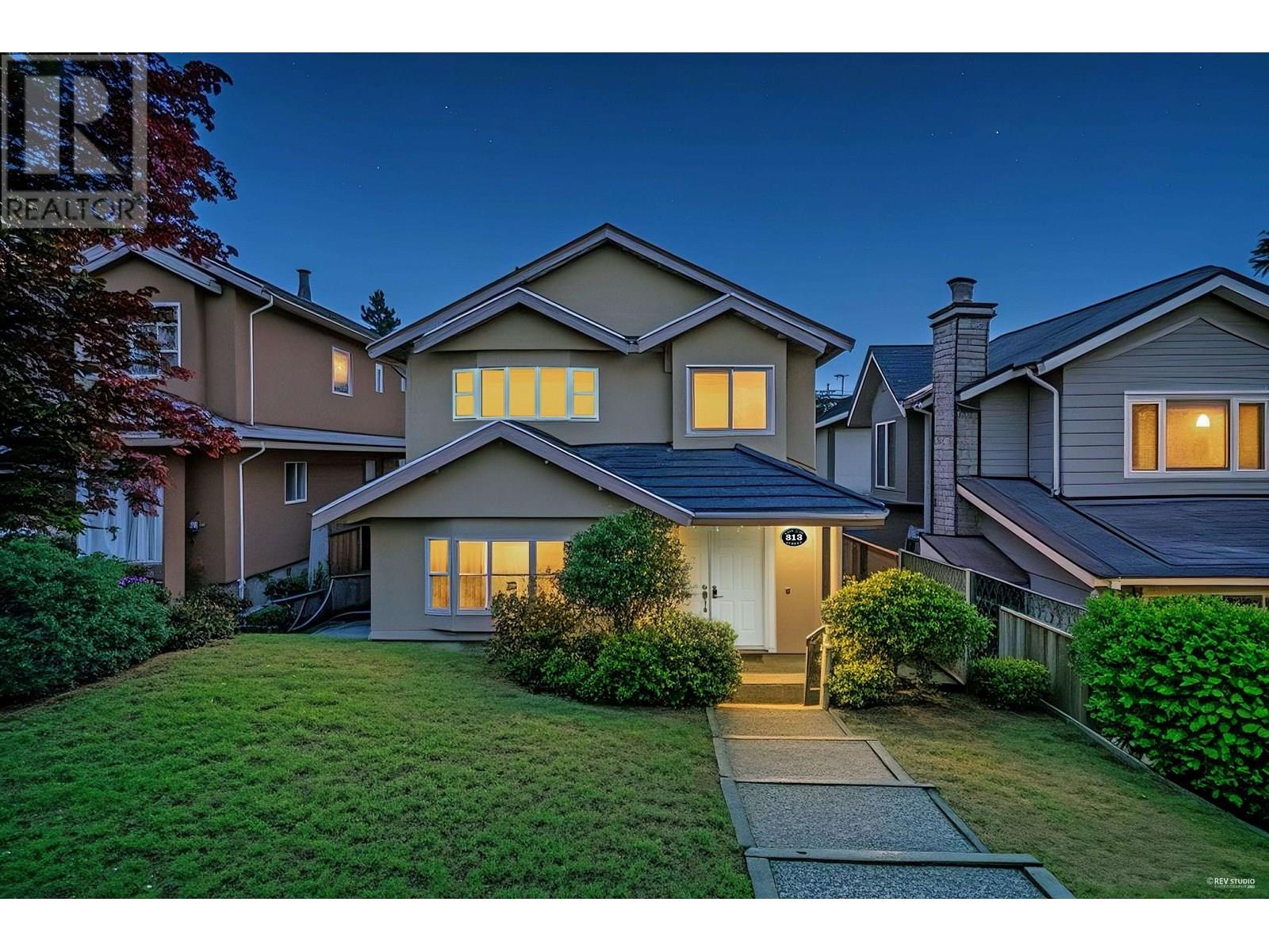 313 E 27 St, North Vancouver, BC V7N 1B9
