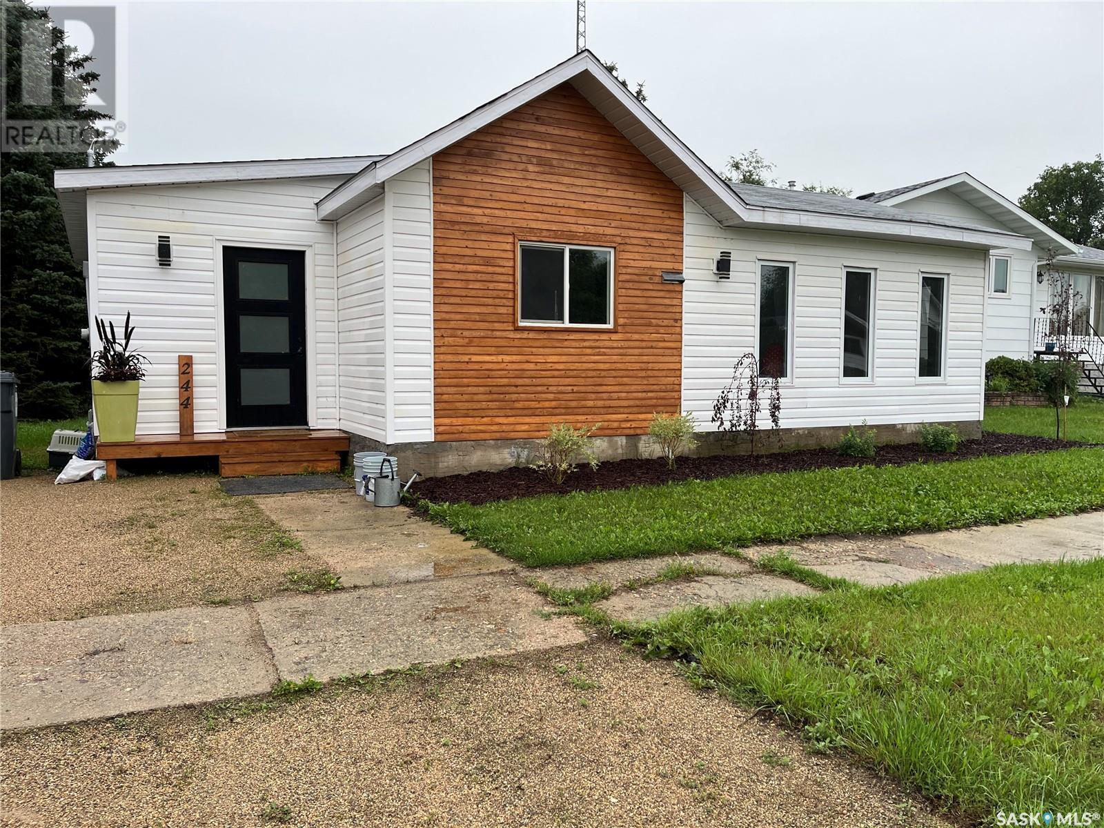 244 3rd Avenue East, Gravelbourg, SK S0H 1X0