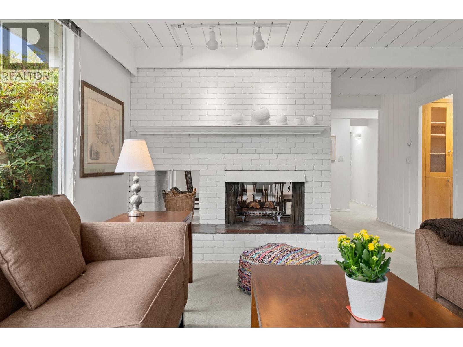 749 Winona Ave, North Vancouver, BC V7R 2B2