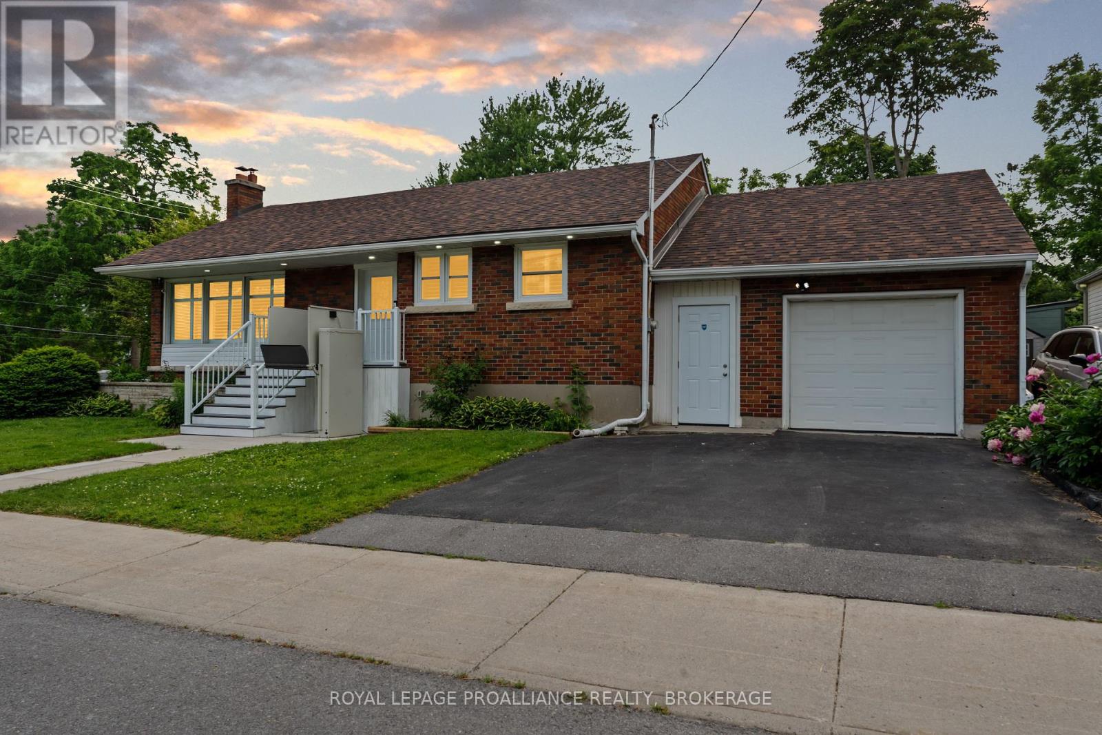 48 Ellerbeck St, Kingston, ON K7L 4H7