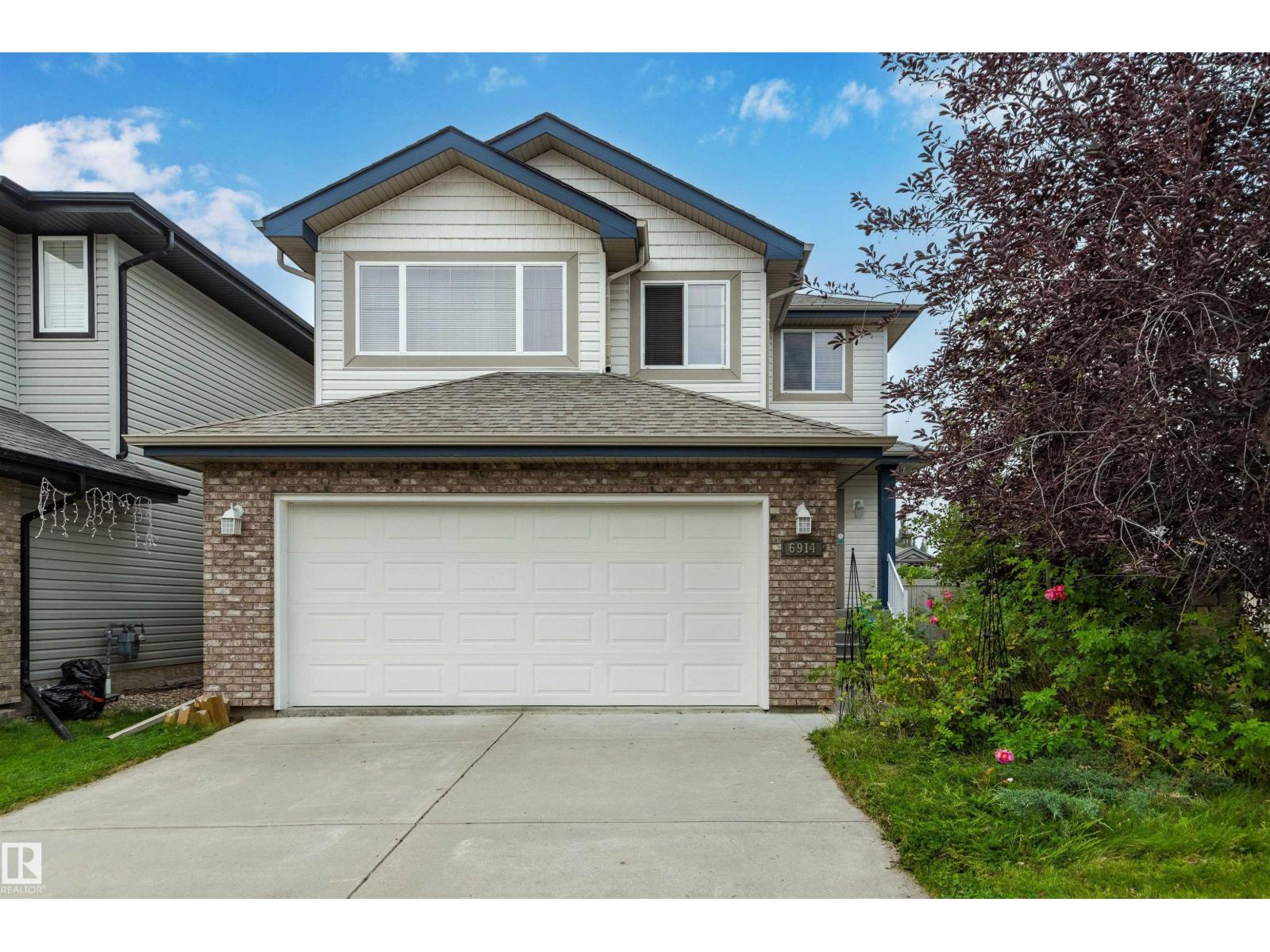6914 Strom Ln NW, Edmonton, AB T6R 0G3