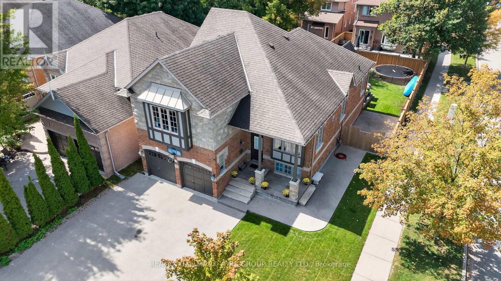 2 Hadley Ct, Aurora, ON L4G 7E5