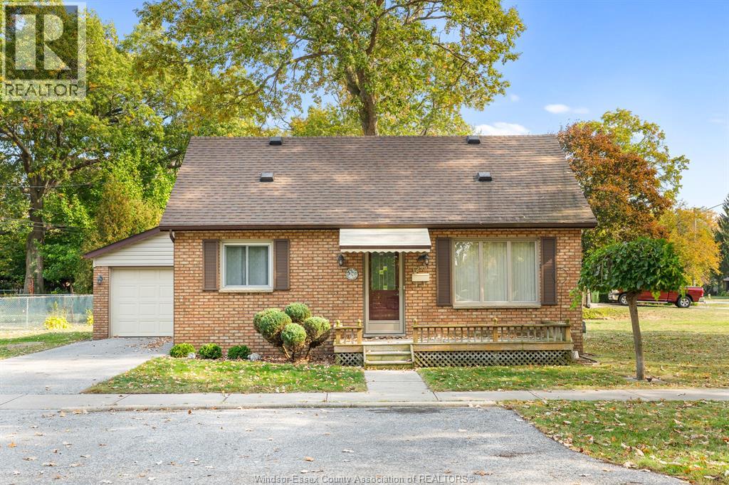 1255 Mayfair Ave, Lasalle, ON N9J 2H8