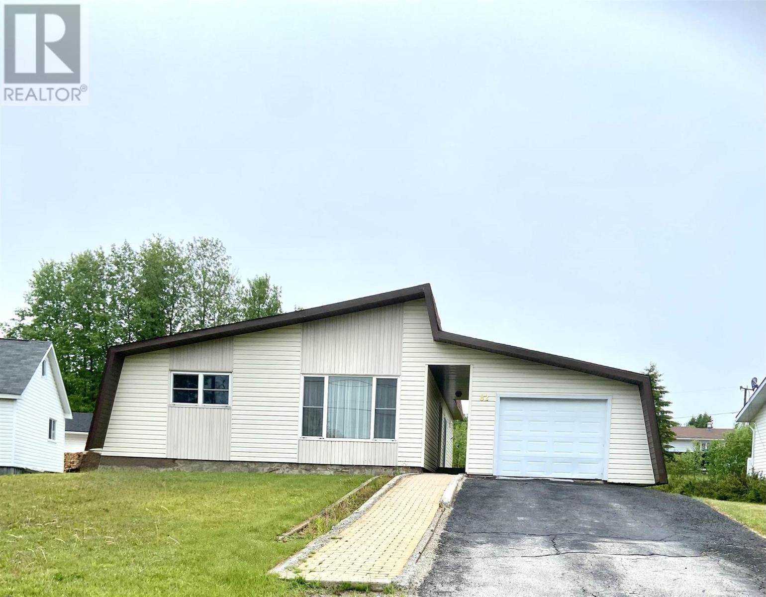82 Neesomadina Ave, Hornepayne, ON P0M 1Z0