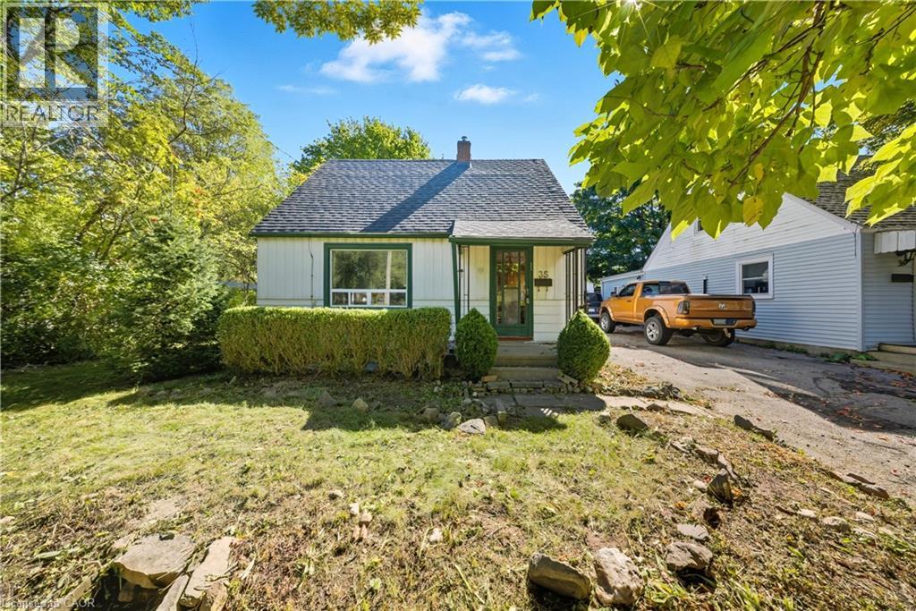 35 Glen Rd, Kitchener, ON N2M 3E7