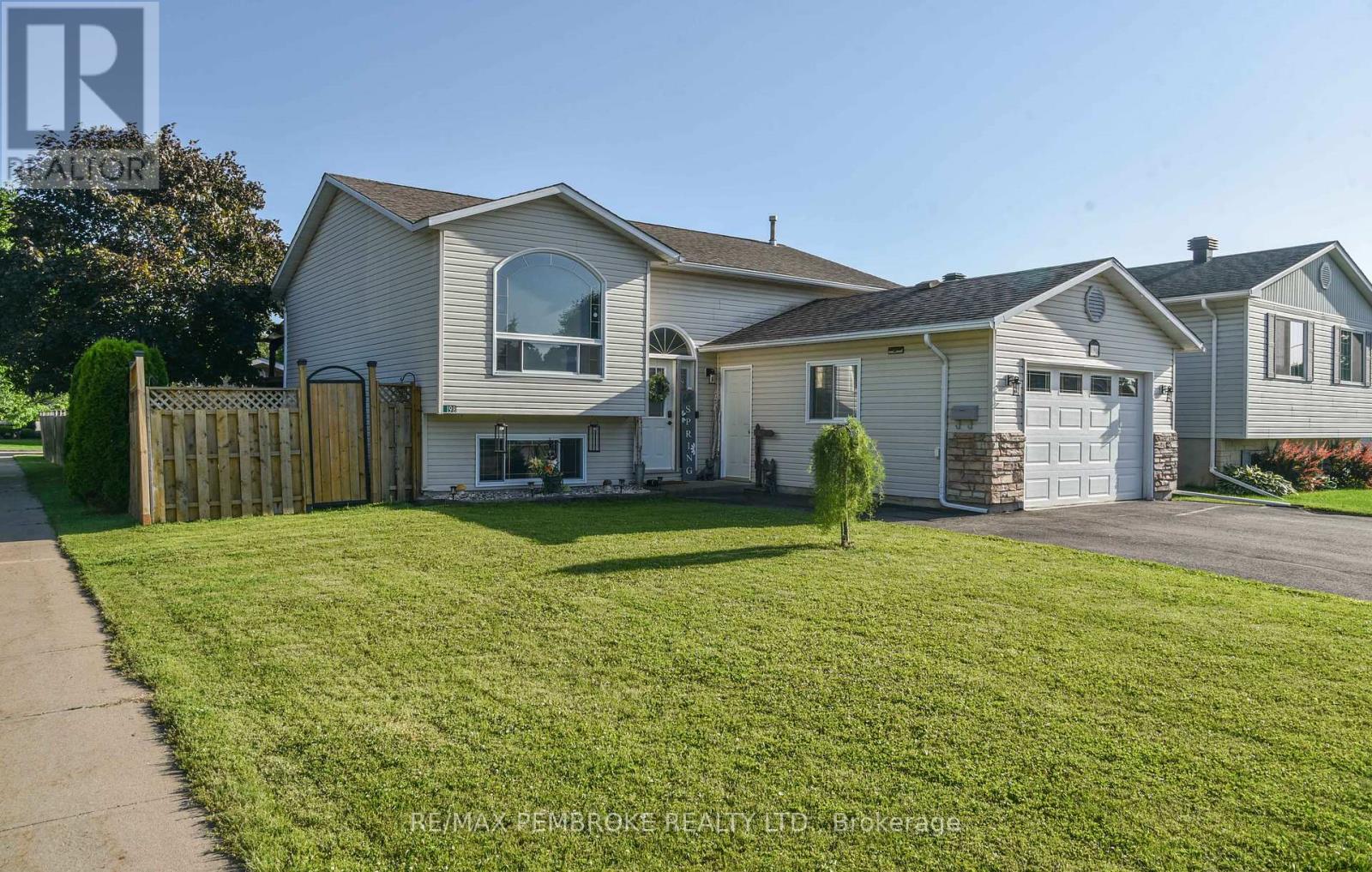 198 Market St, Pembroke, ON K8A 2H6