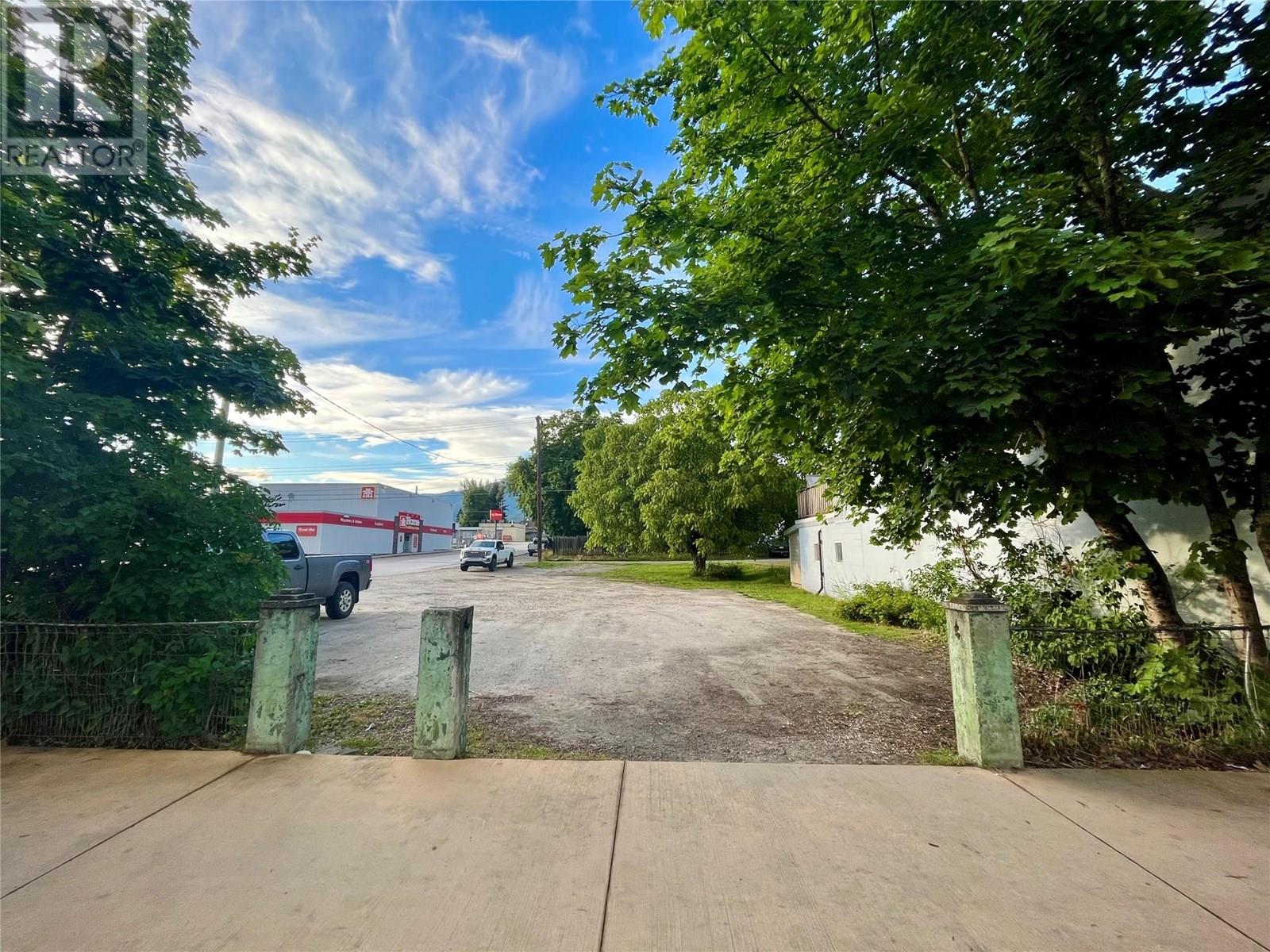 219 Broadway St W, Nakusp, BC V0G 1R0