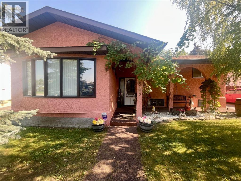 565 Mountain St, Hinton, AB T7V 1J6
