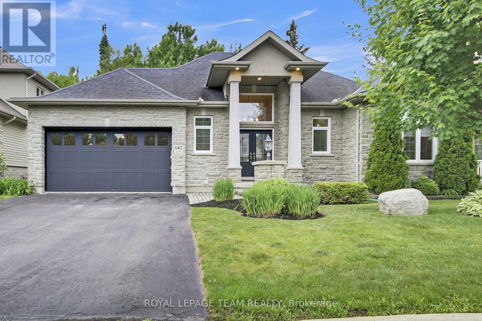 142 W Ridge Dr, Ottawa, ON K2S 2H3