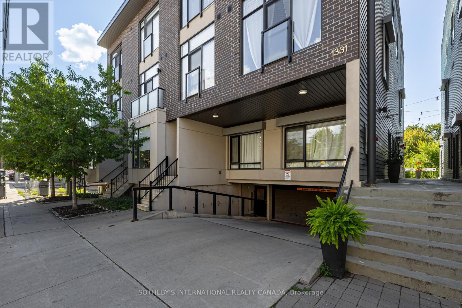 4 1331 Gerrard St, Toronto, ON M4L 1Y8