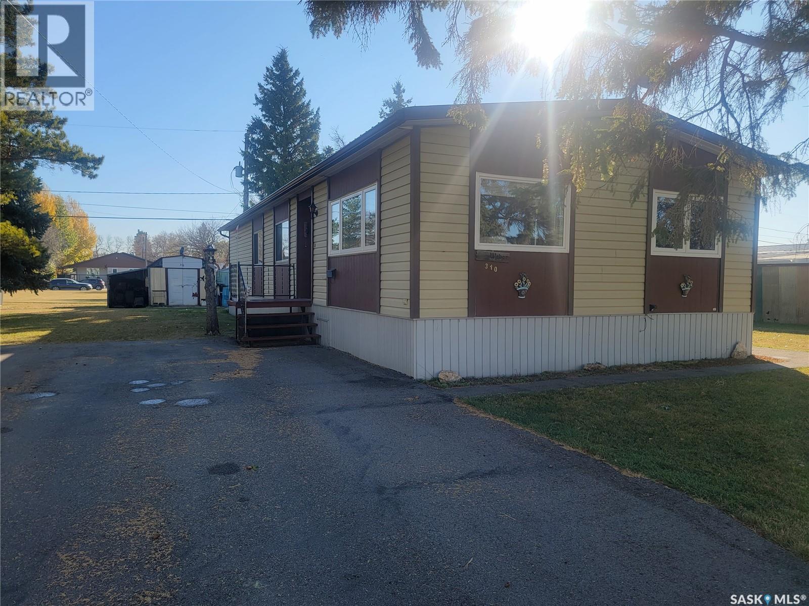 310 5 St W, Wilkie, SK S0K 4W0