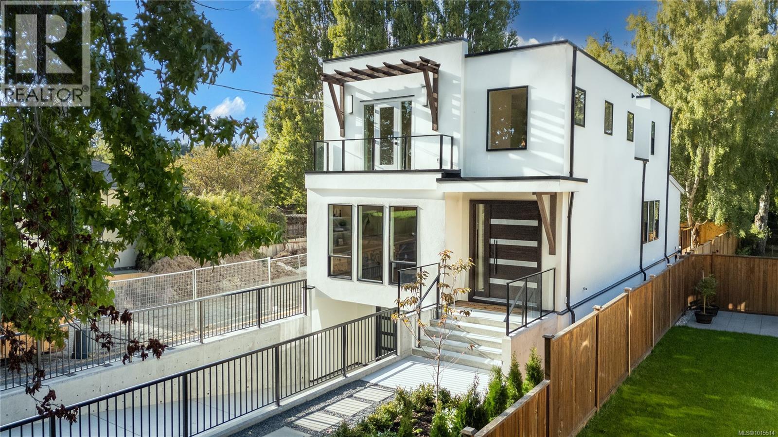 1772 Chandler Ave, Victoria, BC V8S 1N6