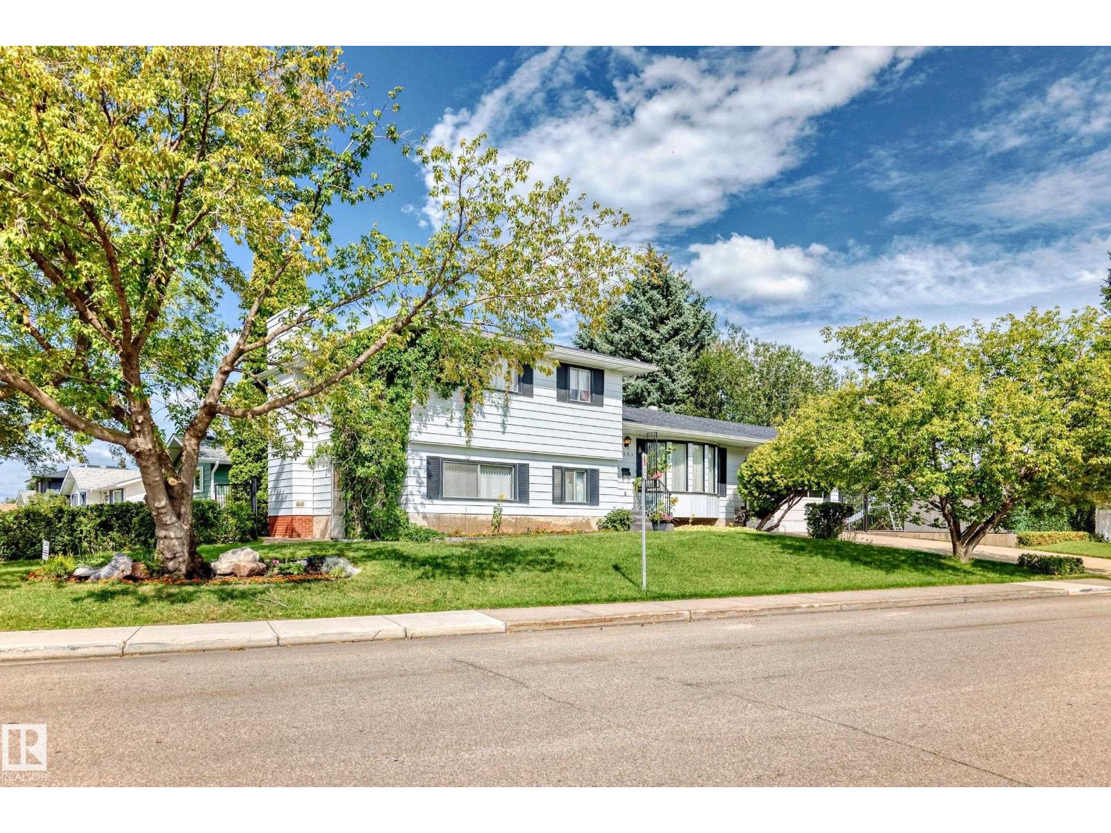 1005 Strathcona Dr, Sherwood Park, AB T8A 3L5
