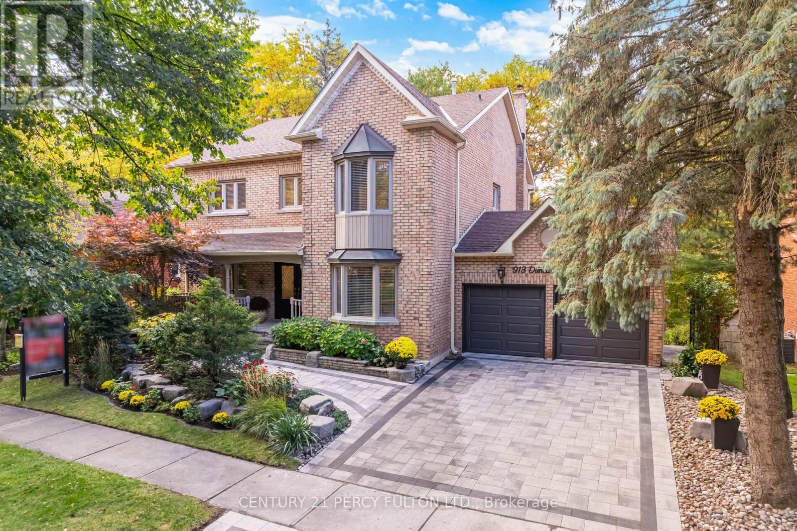 913 Duncannon Dr, Pickering, ON L1X 2M4