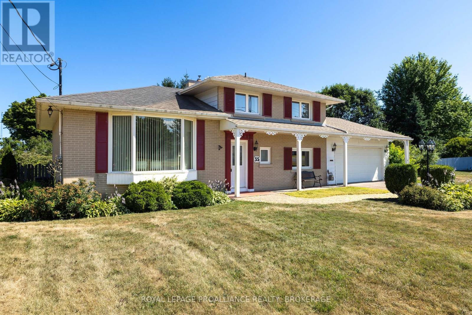 35 Manitou Cres E, Loyalist Amherstview, ON K7N 1B1