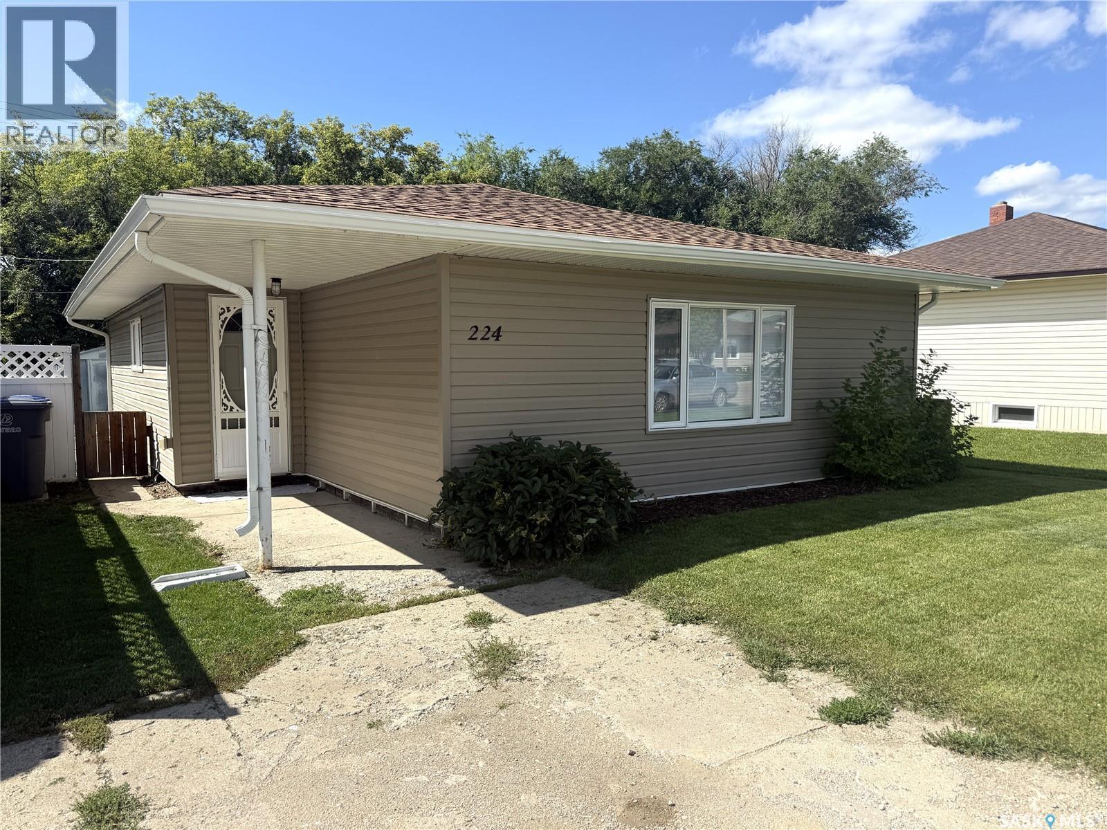 224 Thomson St, Outlook, SK S0L 2N0