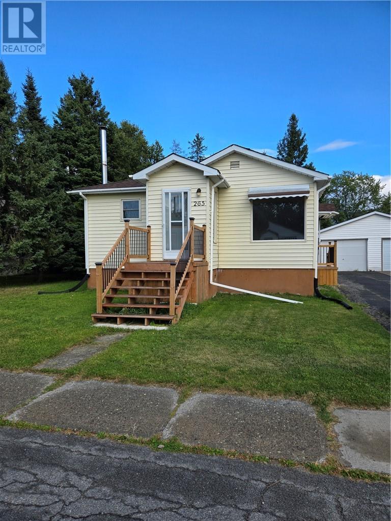 265 Eighth Ave, Lively, ON P3Y 1M5