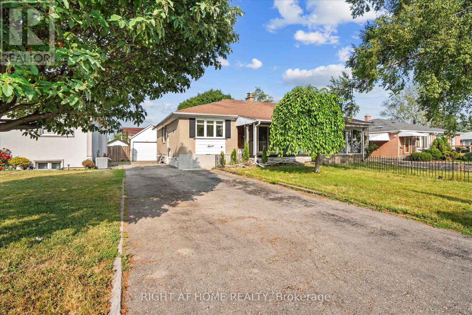 7 Tulloch Dr, Ajax, ON L1S 2S3