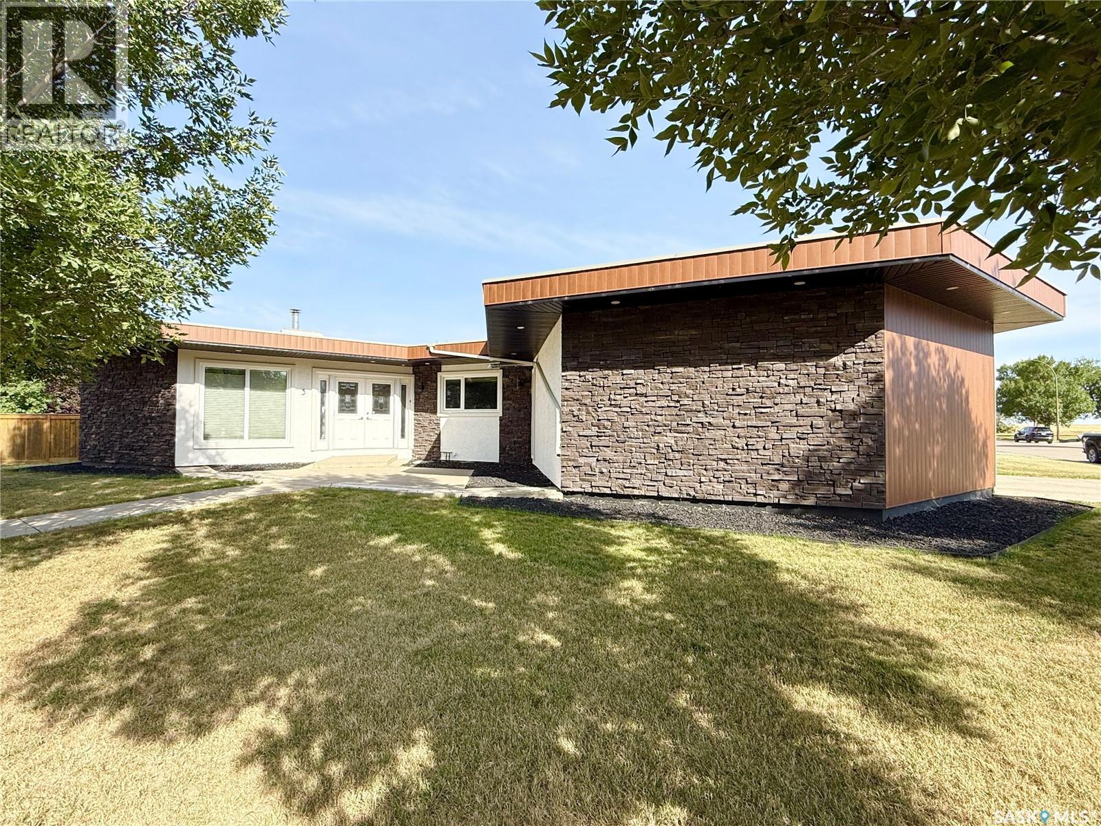 3 Mclelland Bay, Weyburn, SK S4H 2V3