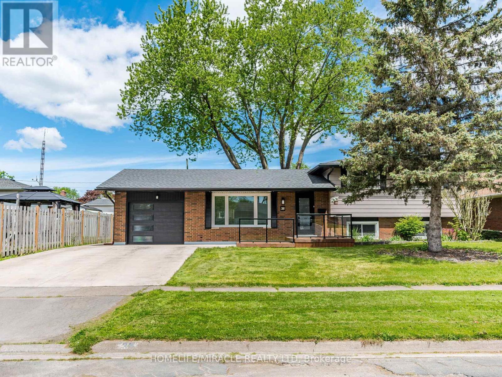 38 Martha Ct, Welland, ON L3C 4N2