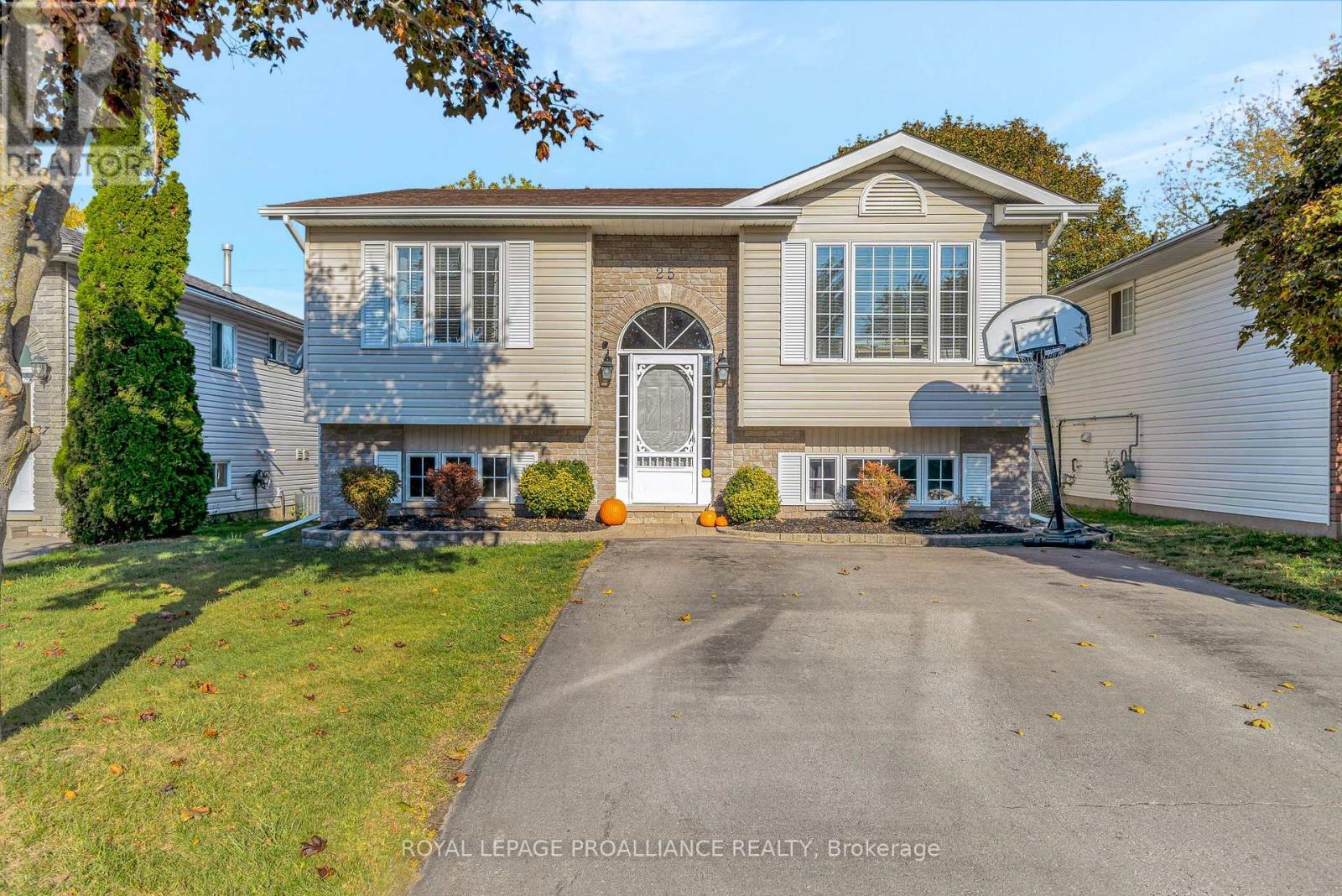 25 Faraday Gdns, Belleville, ON K8P 5J5