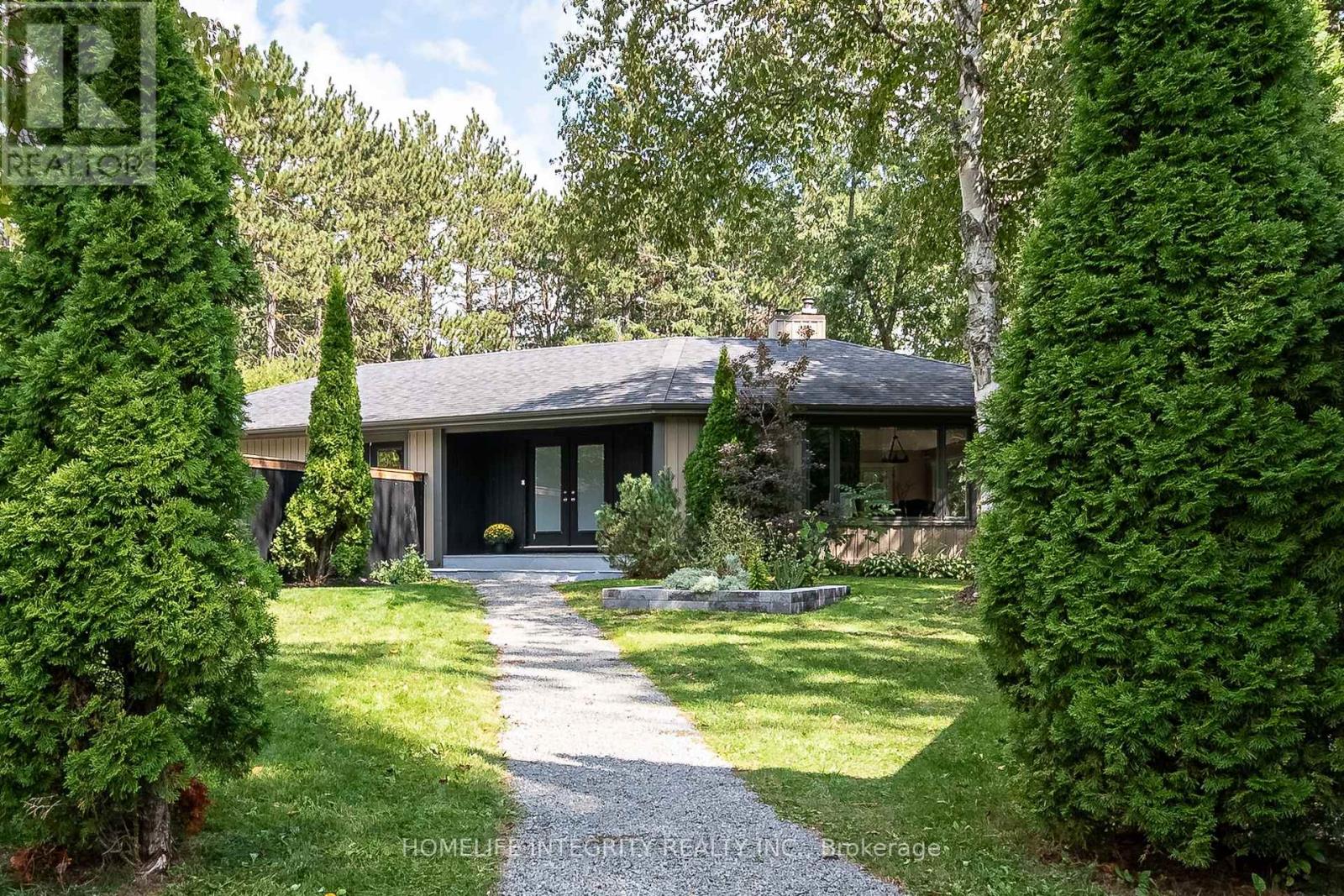 37 Manniku Rd, Georgina, ON L9P 1R2