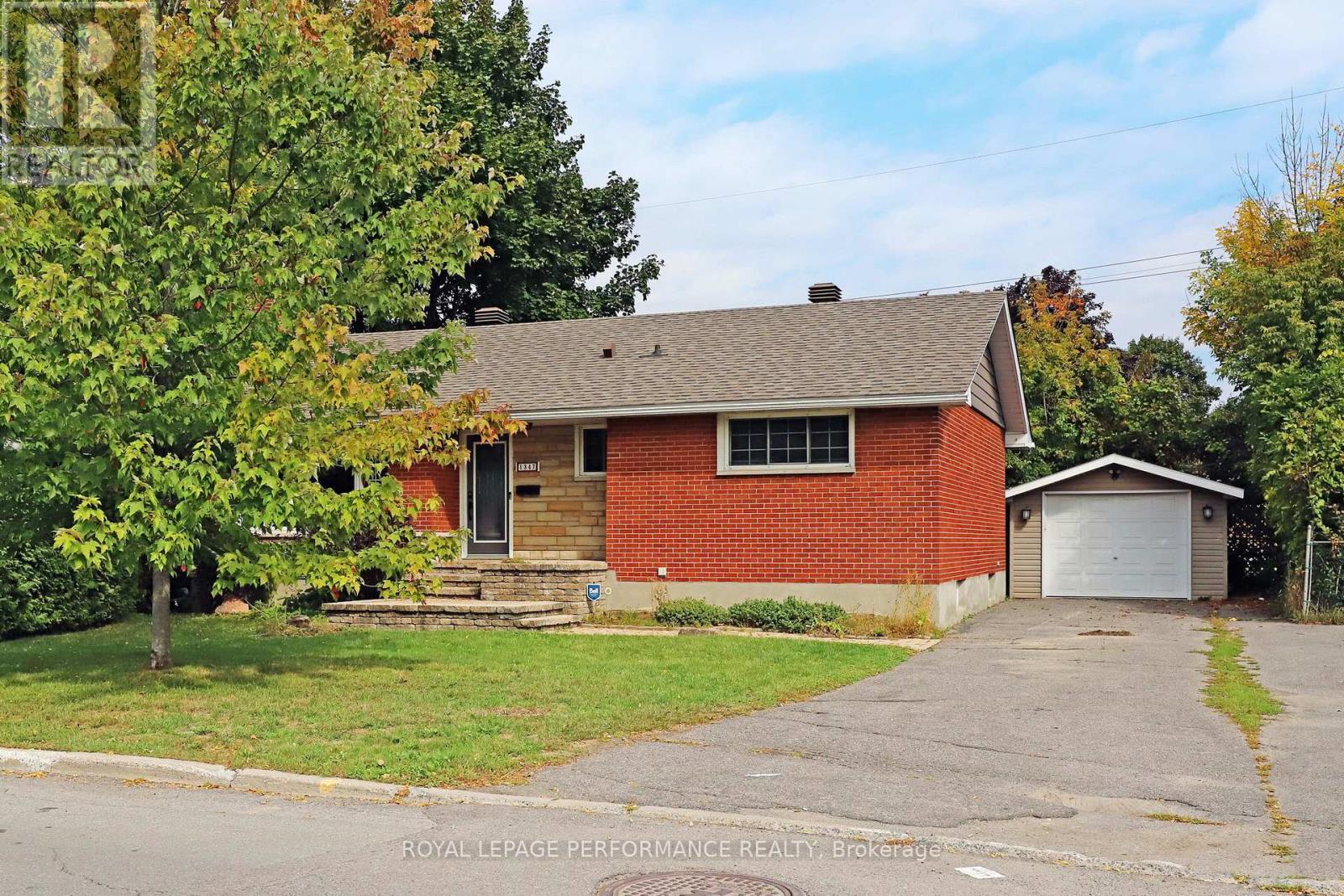 1347 Highgate Rd, Ottawa, ON K2C 2Y5